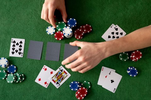 Zestaw do pokera blackjacka 500 żetonów 2 talie kart kości mata do gry zamykana walizka MULTISTORE
